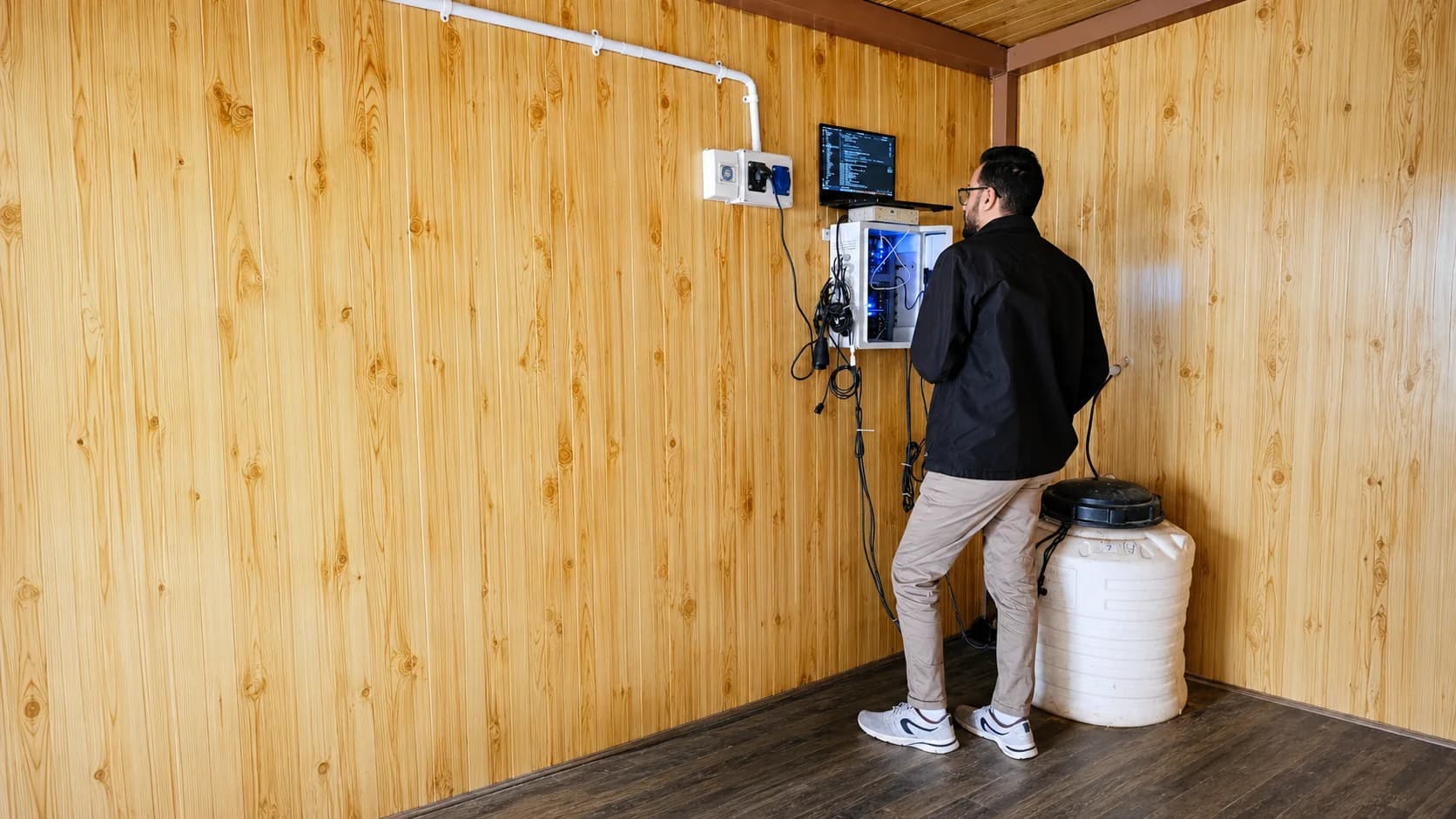 مهندس من iPlant أثناء تشغيل وحدة تحكّم في الموقع.